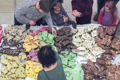 Csokoládé fesztivált rendeztek a debrecenii Fórum bevásárló központban, ahol a Nagytemplom csokoládéból elkészített mását is kiállítótták, melyet elfogyasztottak a látogató vásárlók a rendezvény végeztével.-stock-foto