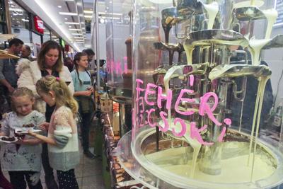 Csokoládé fesztivált rendeztek a debrecenii Fórum bevásárló központban, ahol a Nagytemplom csokoládéból elkészített mását is kiállítótták, melyet elfogyasztottak a látogató vásárlók a rendezvény végeztével.-stock-foto