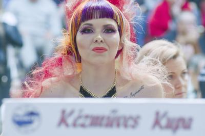 Új helyszínen, a MSZC Ferenczi Sándor Egészségügyi Szakgimnáziumában rendezték meg idén az ország legnagyobb szépészeti szakmákat felsorakoztató versenyét, a Kézműves Kupát, vasárnap. A BOKIK által szervezett Nemzetközi Meghívásos Fodrász, Kozmetikus, Műkörömdíszítő és -építő Bajnokság, Kisgergelyné Tolcsvai Mária és Lapis Imre Emlékversenyen mintegy 250 nevező mérte össze szaktudását, hogy elnyerjék szakmájuk elismerését.-stock-photo