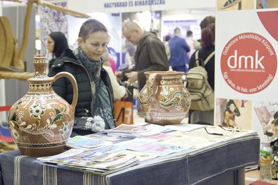Utazás Kiállítás 22019 Debrecen/HungaryA Debreceni Művelődési Központ a helyi közösségi kultúra központja. Mint a város legnagyobb közművelődési intézménye kiemelkedően gazdag közösségi – kulturális szolgáltatásokat, programokat kínál Debrecen és térsége lakóinak, közösségeinek és az idelátogató vendégeknek.-stock-foto