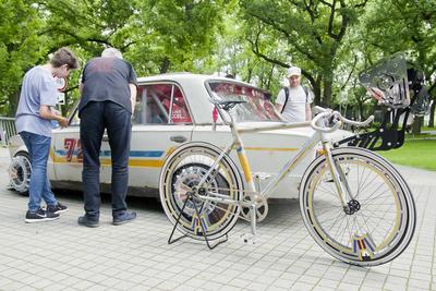 Debrecen Drive néven első alkalommal rendeznek járműipari fesztivált a Nagyerdei Stadionban és környékén május 25-én és 26-án. A szervezők mintegy tizenötezer látogatót várnak. Szombat reggel kapunyitás, és lesz minden, ami gurul.A Campus fesztiválokat is rendező debreceni Campus Nonprofit Kft. újabb nagyrendezvény alapkövét teszi le a Debrecen Drive-val, amely az ország egyik legnagyobb járműipari seregszemléje. A Debrecen Drive méreteirről mindent elárul, hogy a stadionban és környékén nagyobb területet foglal el a rendezvény, mint a nyári Campus fesztivál. A kulturális programokkal kísért Debrecen Drive-on több mint félezer járművet láthat a közönség, a személyautók mellett egyebek mellett versenyautókat, sport- és túramotorokat, honvédségi járműveket, erő- és munkagépeket, de kaszkadőrshow is szórakoztatja az érdeklődőket a kétnapos nagyerdei rendezvényen.A Nagyerdei Stadionban mutatják be a "csúcsragadozókat" (Ferrari, Lamborghini, Porsche, Aston Martin, Maserati), a stadiont körbevéve helyezkednek majd ez a versenyautók, az oldtimerek, a munkagépek, a kamionok, a katonai járművek, a mentők, a tűzoltók és a rendőrség járművei, a tuningautók és más speciális járművek.Egyszerre 250 új személygépkocsit tekinthetnek majd meg az érdeklődők, amire még nem volt példa hazánkban.-stock-photo