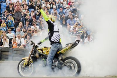 Debrecen Drive néven első alkalommal rendeznek járműipari fesztivált a Nagyerdei Stadionban és környékén május 25-én és 26-án. A szervezők mintegy tizenötezer látogatót várnak. Szombat reggel kapunyitás, és lesz minden, ami gurul.A Campus fesztiválokat is rendező debreceni Campus Nonprofit Kft. újabb nagyrendezvény alapkövét teszi le a Debrecen Drive-val, amely az ország egyik legnagyobb járműipari seregszemléje. A Debrecen Drive méreteirről mindent elárul, hogy a stadionban és környékén nagyobb területet foglal el a rendezvény, mint a nyári Campus fesztivál. A kulturális programokkal kísért Debrecen Drive-on több mint félezer járművet láthat a közönség, a személyautók mellett egyebek mellett versenyautókat, sport- és túramotorokat, honvédségi járműveket, erő- és munkagépeket, de kaszkadőrshow is szórakoztatja az érdeklődőket a kétnapos nagyerdei rendezvényen.A Nagyerdei Stadionban mutatják be a "csúcsragadozókat" (Ferrari, Lamborghini, Porsche, Aston Martin, Maserati), a stadiont körbevéve helyezkednek majd ez a versenyautók, az oldtimerek, a munkagépek, a kamionok, a katonai járművek, a mentők, a tűzoltók és a rendőrség járművei, a tuningautók és más speciális járművek.Egyszerre 250 új személygépkocsit tekinthetnek majd meg az érdeklődők, amire még nem volt példa hazánkban.-stock-photo