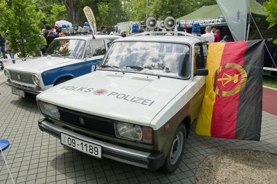 Debrecen Drive néven első alkalommal rendeznek járműipari fesztivált a Nagyerdei Stadionban és környékén május 25-én és 26-án. A szervezők mintegy tizenötezer látogatót várnak. Szombat reggel kapunyitás, és lesz minden, ami gurul.A Campus fesztiválokat is rendező debreceni Campus Nonprofit Kft. újabb nagyrendezvény alapkövét teszi le a Debrecen Drive-val, amely az ország egyik legnagyobb járműipari seregszemléje. A Debrecen Drive méreteirről mindent elárul, hogy a stadionban és környékén nagyobb területet foglal el a rendezvény, mint a nyári Campus fesztivál. A kulturális programokkal kísért Debrecen Drive-on több mint félezer járművet láthat a közönség, a személyautók mellett egyebek mellett versenyautókat, sport- és túramotorokat, honvédségi járműveket, erő- és munkagépeket, de kaszkadőrshow is szórakoztatja az érdeklődőket a kétnapos nagyerdei rendezvényen.A Nagyerdei Stadionban mutatják be a "csúcsragadozókat" (Ferrari, Lamborghini, Porsche, Aston Martin, Maserati), a stadiont körbevéve helyezkednek majd ez a versenyautók, az oldtimerek, a munkagépek, a kamionok, a katonai járművek, a mentők, a tűzoltók és a rendőrség járművei, a tuningautók és más speciális járművek.Egyszerre 250 új személygépkocsit tekinthetnek majd meg az érdeklődők, amire még nem volt példa hazánkban.-stock-photo