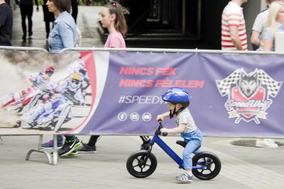 Debrecen Drive néven első alkalommal rendeznek járműipari fesztivált a Nagyerdei Stadionban és környékén május 25-én és 26-án. A szervezők mintegy tizenötezer látogatót várnak. Szombat reggel kapunyitás, és lesz minden, ami gurul.A Campus fesztiválokat is rendező debreceni Campus Nonprofit Kft. újabb nagyrendezvény alapkövét teszi le a Debrecen Drive-val, amely az ország egyik legnagyobb járműipari seregszemléje. A Debrecen Drive méreteirről mindent elárul, hogy a stadionban és környékén nagyobb területet foglal el a rendezvény, mint a nyári Campus fesztivál. A kulturális programokkal kísért Debrecen Drive-on több mint félezer járművet láthat a közönség, a személyautók mellett egyebek mellett versenyautókat, sport- és túramotorokat, honvédségi járműveket, erő- és munkagépeket, de kaszkadőrshow is szórakoztatja az érdeklődőket a kétnapos nagyerdei rendezvényen.A Nagyerdei Stadionban mutatják be a "csúcsragadozókat" (Ferrari, Lamborghini, Porsche, Aston Martin, Maserati), a stadiont körbevéve helyezkednek majd ez a versenyautók, az oldtimerek, a munkagépek, a kamionok, a katonai járművek, a mentők, a tűzoltók és a rendőrség járművei, a tuningautók és más speciális járművek.Egyszerre 250 új személygépkocsit tekinthetnek majd meg az érdeklődők, amire még nem volt példa hazánkban.-stock-photo