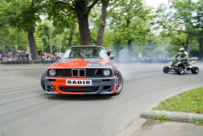 Debrecen Drive néven első alkalommal rendeznek járműipari fesztivált a Nagyerdei Stadionban és környékén május 25-én és 26-án. A szervezők mintegy tizenötezer látogatót várnak. Szombat reggel kapunyitás, és lesz minden, ami gurul.A Campus fesztiválokat is rendező debreceni Campus Nonprofit Kft. újabb nagyrendezvény alapkövét teszi le a Debrecen Drive-val, amely az ország egyik legnagyobb járműipari seregszemléje. A Debrecen Drive méreteirről mindent elárul, hogy a stadionban és környékén nagyobb területet foglal el a rendezvény, mint a nyári Campus fesztivál. A kulturális programokkal kísért Debrecen Drive-on több mint félezer járművet láthat a közönség, a személyautók mellett egyebek mellett versenyautókat, sport- és túramotorokat, honvédségi járműveket, erő- és munkagépeket, de kaszkadőrshow is szórakoztatja az érdeklődőket a kétnapos nagyerdei rendezvényen.A Nagyerdei Stadionban mutatják be a "csúcsragadozókat" (Ferrari, Lamborghini, Porsche, Aston Martin, Maserati), a stadiont körbevéve helyezkednek majd ez a versenyautók, az oldtimerek, a munkagépek, a kamionok, a katonai járművek, a mentők, a tűzoltók és a rendőrség járművei, a tuningautók és más speciális járművek.Egyszerre 250 új személygépkocsit tekinthetnek majd meg az érdeklődők, amire még nem volt példa hazánkban.-stock-photo