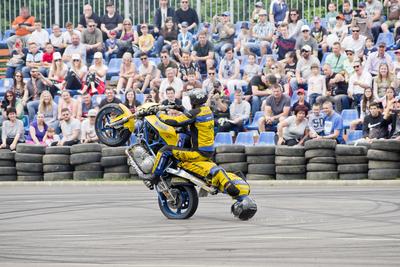 Debrecen Drive néven első alkalommal rendeznek járműipari fesztivált a Nagyerdei Stadionban és környékén május 25-én és 26-án. A szervezők mintegy tizenötezer látogatót várnak. Szombat reggel kapunyitás, és lesz minden, ami gurul.A Campus fesztiválokat is rendező debreceni Campus Nonprofit Kft. újabb nagyrendezvény alapkövét teszi le a Debrecen Drive-val, amely az ország egyik legnagyobb járműipari seregszemléje. A Debrecen Drive méreteirről mindent elárul, hogy a stadionban és környékén nagyobb területet foglal el a rendezvény, mint a nyári Campus fesztivál. A kulturális programokkal kísért Debrecen Drive-on több mint félezer járművet láthat a közönség, a személyautók mellett egyebek mellett versenyautókat, sport- és túramotorokat, honvédségi járműveket, erő- és munkagépeket, de kaszkadőrshow is szórakoztatja az érdeklődőket a kétnapos nagyerdei rendezvényen.A Nagyerdei Stadionban mutatják be a "csúcsragadozókat" (Ferrari, Lamborghini, Porsche, Aston Martin, Maserati), a stadiont körbevéve helyezkednek majd ez a versenyautók, az oldtimerek, a munkagépek, a kamionok, a katonai járművek, a mentők, a tűzoltók és a rendőrség járművei, a tuningautók és más speciális járművek.Egyszerre 250 új személygépkocsit tekinthetnek majd meg az érdeklődők, amire még nem volt példa hazánkban.-stock-photo