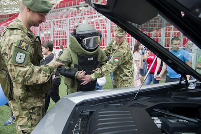 Debrecen Drive néven első alkalommal rendeznek járműipari fesztivált a Nagyerdei Stadionban és környékén május 25-én és 26-án. A szervezők mintegy tizenötezer látogatót várnak. Szombat reggel kapunyitás, és lesz minden, ami gurul.A Campus fesztiválokat is rendező debreceni Campus Nonprofit Kft. újabb nagyrendezvény alapkövét teszi le a Debrecen Drive-val, amely az ország egyik legnagyobb járműipari seregszemléje. A Debrecen Drive méreteirről mindent elárul, hogy a stadionban és környékén nagyobb területet foglal el a rendezvény, mint a nyári Campus fesztivál. A kulturális programokkal kísért Debrecen Drive-on több mint félezer járművet láthat a közönség, a személyautók mellett egyebek mellett versenyautókat, sport- és túramotorokat, honvédségi járműveket, erő- és munkagépeket, de kaszkadőrshow is szórakoztatja az érdeklődőket a kétnapos nagyerdei rendezvényen.A Nagyerdei Stadionban mutatják be a "csúcsragadozókat" (Ferrari, Lamborghini, Porsche, Aston Martin, Maserati), a stadiont körbevéve helyezkednek majd ez a versenyautók, az oldtimerek, a munkagépek, a kamionok, a katonai járművek, a mentők, a tűzoltók és a rendőrség járművei, a tuningautók és más speciális járművek.Egyszerre 250 új személygépkocsit tekinthetnek majd meg az érdeklődők, amire még nem volt példa hazánkban.-stock-photo