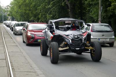 Debrecen Drive néven első alkalommal rendeznek járműipari fesztivált a Nagyerdei Stadionban és környékén május 25-én és 26-án. A szervezők mintegy tizenötezer látogatót várnak. Szombat reggel kapunyitás, és lesz minden, ami gurul.A Campus fesztiválokat is rendező debreceni Campus Nonprofit Kft. újabb nagyrendezvény alapkövét teszi le a Debrecen Drive-val, amely az ország egyik legnagyobb járműipari seregszemléje. A Debrecen Drive méreteirről mindent elárul, hogy a stadionban és környékén nagyobb területet foglal el a rendezvény, mint a nyári Campus fesztivál. A kulturális programokkal kísért Debrecen Drive-on több mint félezer járművet láthat a közönség, a személyautók mellett egyebek mellett versenyautókat, sport- és túramotorokat, honvédségi járműveket, erő- és munkagépeket, de kaszkadőrshow is szórakoztatja az érdeklődőket a kétnapos nagyerdei rendezvényen.A Nagyerdei Stadionban mutatják be a "csúcsragadozókat" (Ferrari, Lamborghini, Porsche, Aston Martin, Maserati), a stadiont körbevéve helyezkednek majd ez a versenyautók, az oldtimerek, a munkagépek, a kamionok, a katonai járművek, a mentők, a tűzoltók és a rendőrség járművei, a tuningautók és más speciális járművek.Egyszerre 250 új személygépkocsit tekinthetnek majd meg az érdeklődők, amire még nem volt példa hazánkban.-stock-photo