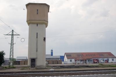 A lebontásra ítélt gőzmozdony vízvételező víztorony a hajdúszoboszlói vasútállomáson.-stock-foto