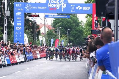 A TOUR DE HONGRIE 2019 kerékpáros verseny egyik idei cél helyszíne a hajdúszoboszlói fürdő mellett volt a Tiszafüred-Hajdúszoboszlói szakasz lezárásaként.-stock-foto
