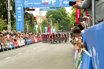 A TOUR DE HONGRIE 2019 kerékpáros verseny egyik idei cél helyszíne a hajdúszoboszlói fürdő mellett volt a Tiszafüred-Hajdúszoboszlói szakasz lezárásaként.-stock-foto