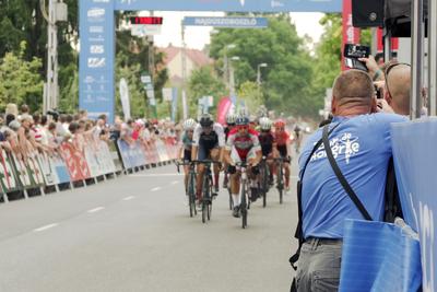 A TOUR DE HONGRIE 2019 kerékpáros verseny egyik idei cél helyszíne a hajdúszoboszlói fürdő mellett volt a Tiszafüred-Hajdúszoboszlói szakasz lezárásaként.-stock-foto