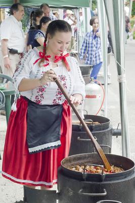 Idén júniusban is birkaétkek voltak az asztalon a kunok "fővárosában" Karcagon. A birka főzőverseny és más népi ételek főzőversenye méltán népszerű hagyományőrző program a város életében. A  hagyományokat hűen követő birkafőző versenyen, hagyományos birkapörkölttel, hagyományőrző programokkal, népművészeti kirakodóvásárral, és kézműves élelmiszerek vásárával várták az érdeklődőket.-stock-foto