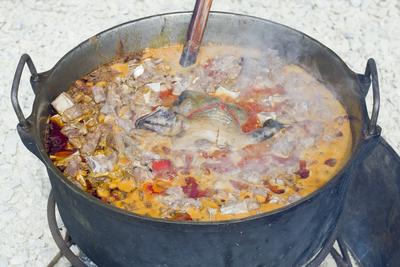 Idén júniusban is birkaétkek voltak az asztalon a kunok "fővárosában" Karcagon. A birka főzőverseny és más népi ételek főzőversenye méltán népszerű hagyományőrző program a város életében. A  hagyományokat hűen követő birkafőző versenyen, hagyományos birkapörkölttel, hagyományőrző programokkal, népművészeti kirakodóvásárral, és kézműves élelmiszerek vásárával várták az érdeklődőket.-stock-foto