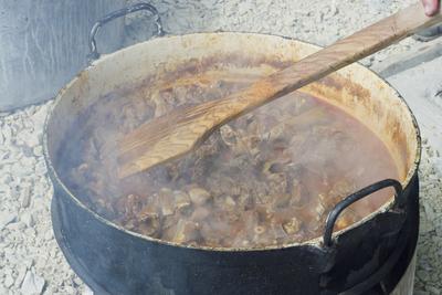 Idén júniusban is birkaétkek voltak az asztalon a kunok "fővárosában" Karcagon. A birka főzőverseny és más népi ételek főzőversenye méltán népszerű hagyományőrző program a város életében. A  hagyományokat hűen követő birkafőző versenyen, hagyományos birkapörkölttel, hagyományőrző programokkal, népművészeti kirakodóvásárral, és kézműves élelmiszerek vásárával várták az érdeklődőket.-stock-foto