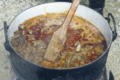 Idén júniusban is birkaétkek voltak az asztalon a kunok "fővárosában" Karcagon. A birka főzőverseny és más népi ételek főzőversenye méltán népszerű hagyományőrző program a város életében. A  hagyományokat hűen követő birkafőző versenyen, hagyományos birkapörkölttel, hagyományőrző programokkal, népművészeti kirakodóvásárral, és kézműves élelmiszerek vásárával várták az érdeklődőket.-stock-foto