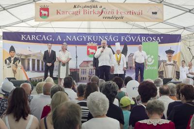 Idén júniusban is birkaétkek voltak az asztalon a kunok "fővárosában" Karcagon. A birka főzőverseny és más népi ételek főzőversenye méltán népszerű hagyományőrző program a város életében. A  hagyományokat hűen követő birkafőző versenyen, hagyományos birkapörkölttel, hagyományőrző programokkal, népművészeti kirakodóvásárral, és kézműves élelmiszerek vásárával várták az érdeklődőket.-stock-foto