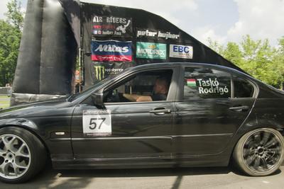 Debrecen Drive néven első alkalommal rendeznek járműipari fesztivált a Nagyerdei Stadionban és környékén május 25-én és 26-án. A szervezők mintegy tizenötezer látogatót várnak. Szombat reggel kapunyitás, és lesz minden, ami gurul.A Campus fesztiválokat is rendező debreceni Campus Nonprofit Kft. újabb nagyrendezvény alapkövét teszi le a Debrecen Drive-val, amely az ország egyik legnagyobb járműipari seregszemléje. A Debrecen Drive méreteirről mindent elárul, hogy a stadionban és környékén nagyobb területet foglal el a rendezvény, mint a nyári Campus fesztivál. A kulturális programokkal kísért Debrecen Drive-on több mint félezer járművet láthat a közönség, a személyautók mellett egyebek mellett versenyautókat, sport- és túramotorokat, honvédségi járműveket, erő- és munkagépeket, de kaszkadőrshow is szórakoztatja az érdeklődőket a kétnapos nagyerdei rendezvényen.A Nagyerdei Stadionban mutatják be a "csúcsragadozókat" (Ferrari, Lamborghini, Porsche, Aston Martin, Maserati), a stadiont körbevéve helyezkednek majd ez a versenyautók, az oldtimerek, a munkagépek, a kamionok, a katonai járművek, a mentők, a tűzoltók és a rendőrség járművei, a tuningautók és más speciális járművek.Egyszerre 250 új személygépkocsit tekinthetnek majd meg az érdeklődők, amire még nem volt példa hazánkban.-stock-foto