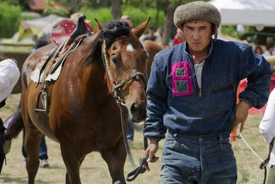 Minden évben megrendezik a hagyományos ősök iránti megemlékezést a Kurultajt, a  honfoglalás alkalmából az Ópusztaszerben található Árpád emlékhelynél.-stock-foto