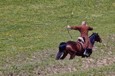 Minden évben megrendezik a hagyományos ősök iránti megemlékezést a Kurultajt, a  honfoglalás alkalmából az Ópusztaszerben található Árpád emlékhelynél.-stock-foto