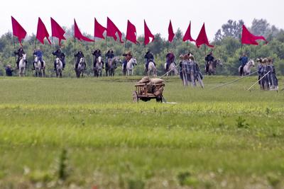 Minden évben megrendezik a hagyományos ősök iránti megemlékezést a Kurultajt, a  honfoglalás alkalmából az Ópusztaszerben található Árpád emlékhelynél.-stock-foto