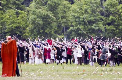 Minden évben megrendezik a hagyományos ősök iránti megemlékezést a Kurultajt, a  honfoglalás alkalmából az Ópusztaszerben található Árpád emlékhelynél.-stock-foto
