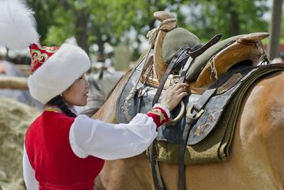 Minden évben megrendezik a hagyományos ősök iránti megemlékezést a Kurultajt, a  honfoglalás alkalmából az Ópusztaszerben található Árpád emlékhelynél.-stock-foto