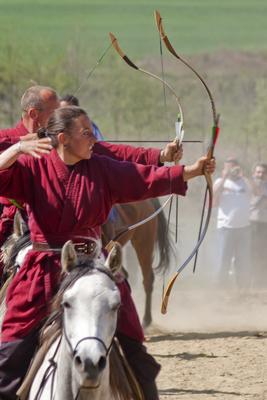 Minden évben megrendezik a hagyományos ősök iránti megemlékezést a Kurultajt, a  honfoglalás alkalmából az Ópusztaszerben található Árpád emlékhelynél.-stock-foto