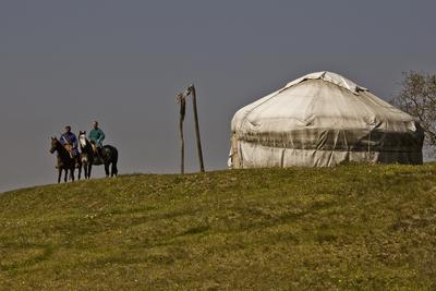 Minden évben megrendezik a hagyományos ősök iránti megemlékezést a Kurultajt, a  honfoglalás alkalmából az Ópusztaszerben található Árpád emlékhelynél.-stock-foto