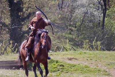 Minden évben megrendezik a hagyományos ősök iránti megemlékezést a Kurultajt, a  honfoglalás alkalmából az Ópusztaszerben található Árpád emlékhelynél.-stock-foto
