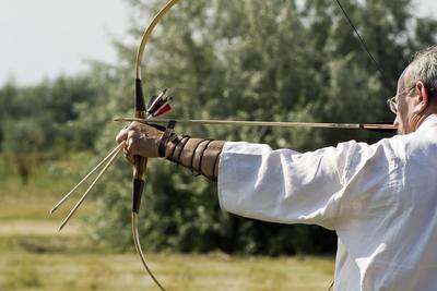 Minden évben megrendezik a hagyományos ősök iránti megemlékezést a Kurultajt, a  honfoglalás alkalmából az Ópusztaszerben található Árpád emlékhelynél.-stock-foto