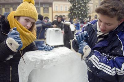Adventi jégszobor faragás Debrecenben-stock-foto