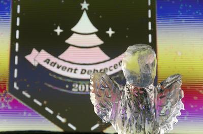 Adventi jégszobor faragás Debrecenben-stock-foto