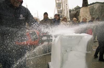 Adventi jégszobor faragás Debrecenben-stock-foto