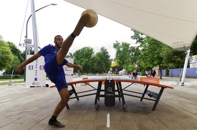 Az olimpiai játékok közé felvételt kérő és egyre népszerűbb labda sportág, a TEQBALL képviselői játszottak egy bemutató versenyt  közönség előtt a hajdúszoboszlói Szent István parkban.-stock-foto