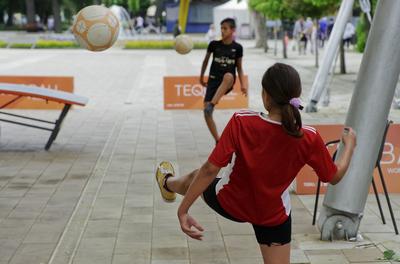 Az olimpiai játékok közé felvételt kérő és egyre népszerűbb labda sportág, a TEQBALL képviselői játszottak egy bemutató versenyt  közönség előtt a hajdúszoboszlói Szent István parkban.-stock-foto