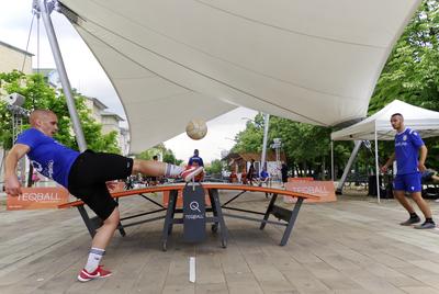 Az olimpiai játékok közé felvételt kérő és egyre népszerűbb labda sportág, a TEQBALL képviselői játszottak egy bemutató versenyt  közönség előtt a hajdúszoboszlói Szent István parkban.-stock-foto