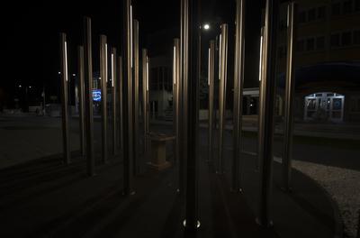 Hajdúszoboszló esti fényei és szobrai.-stock-foto