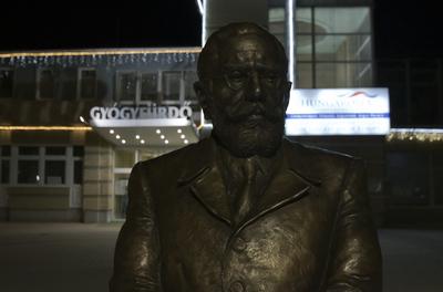 Hajdúszoboszló esti fényei és szobrai.-stock-foto