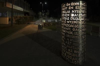 Hajdúszoboszló esti fényei és szobrai.-stock-foto