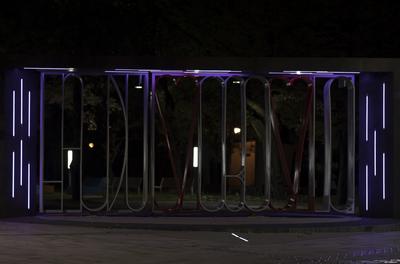 Hajdúszoboszló esti fényei és szobrai.-stock-foto