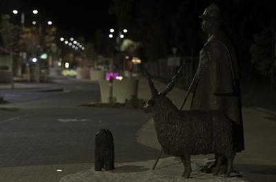 Hajdúszoboszló esti fényei és szobrai.-stock-foto