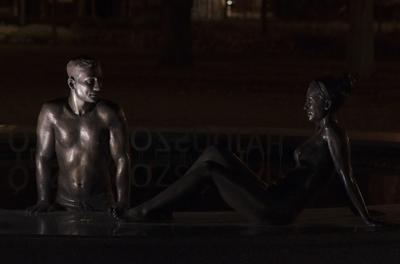 Hajdúszoboszló esti fényei és szobrai.-stock-foto