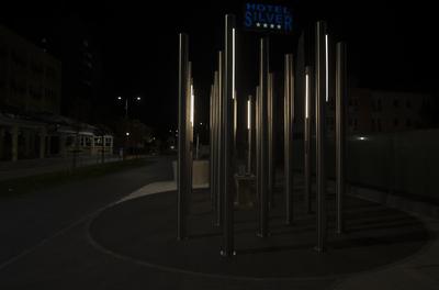 Hajdúszoboszló esti fényei és szobrai.-stock-foto