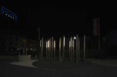 Hajdúszoboszló esti fényei és szobrai.-stock-foto