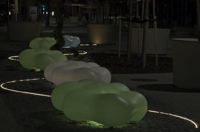 Hajdúszoboszló esti fényei és szobrai.-stock-foto