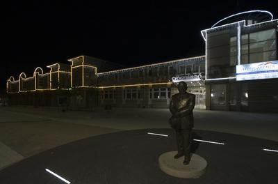 Hajdúszoboszló esti fényei és szobrai.-stock-foto