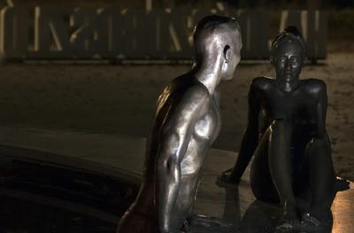 Hajdúszoboszló esti fényei és szobrai.-stock-foto