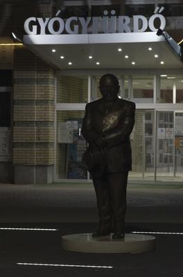 Hajdúszoboszló esti fényei és szobrai.-stock-foto