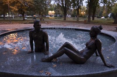 Hajdúszoboszló esti fényei és szobrai.-stock-foto